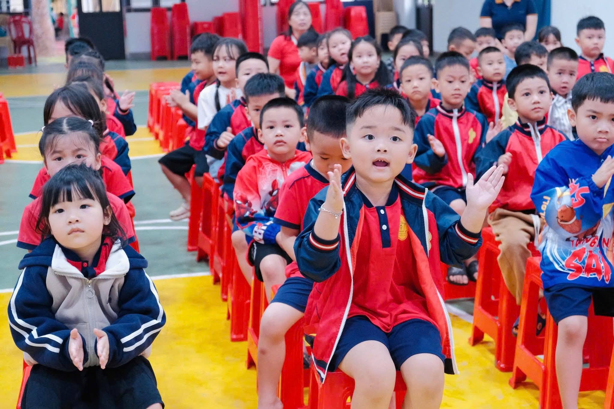 Trải Nghiệm Bé 5 Tuổi Lên Trường Tiểu Học Nghĩa Lợi